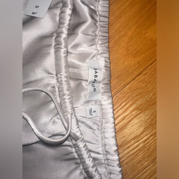 BNWT-Babaton zeal satin shorts cream women’s small - Picture 2 of 10